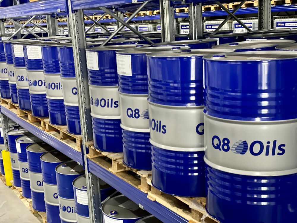 "Loods van Fieten Olie met grote voorraad smeermiddelen zoals Q8, Fuchs, Rhenus en Wolf in IBC’s, vaten en jerrycans"