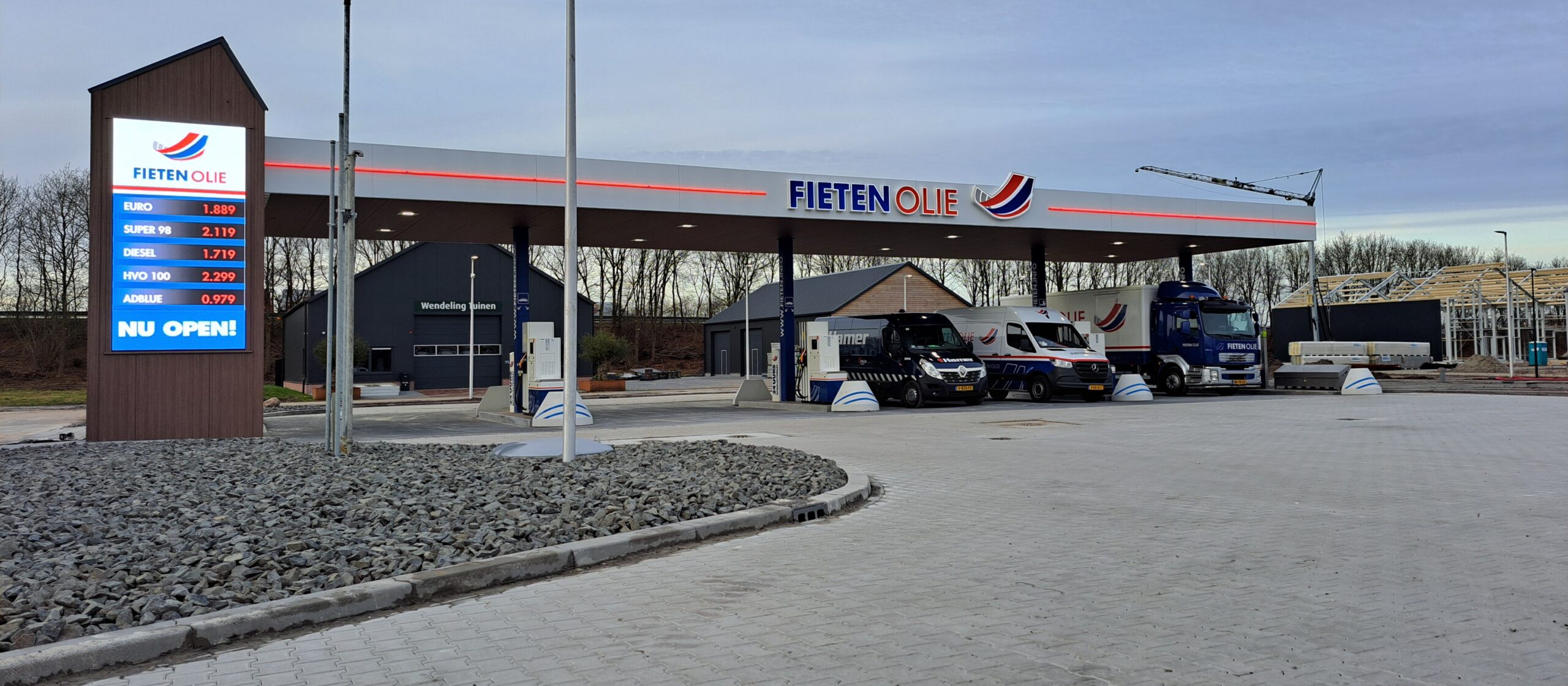 Glimlachende medewerkers van Fieten Olie verwelkomen klanten bij de opening van de nieuwe locatie in Rolde.