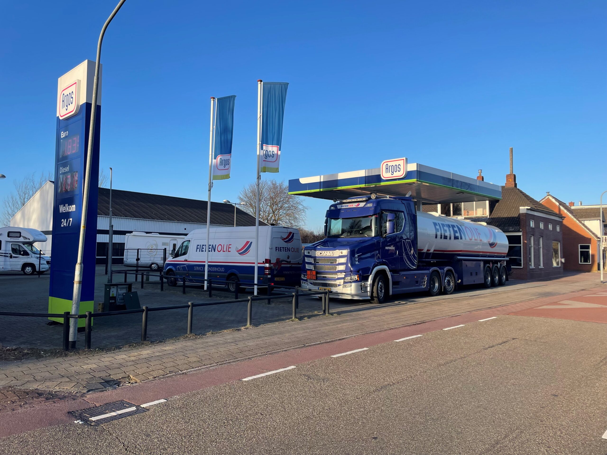 Fieten Olie tankstation aan de Dr. Harm Brouwerstraat D39/40 in Nieuwe Pekela