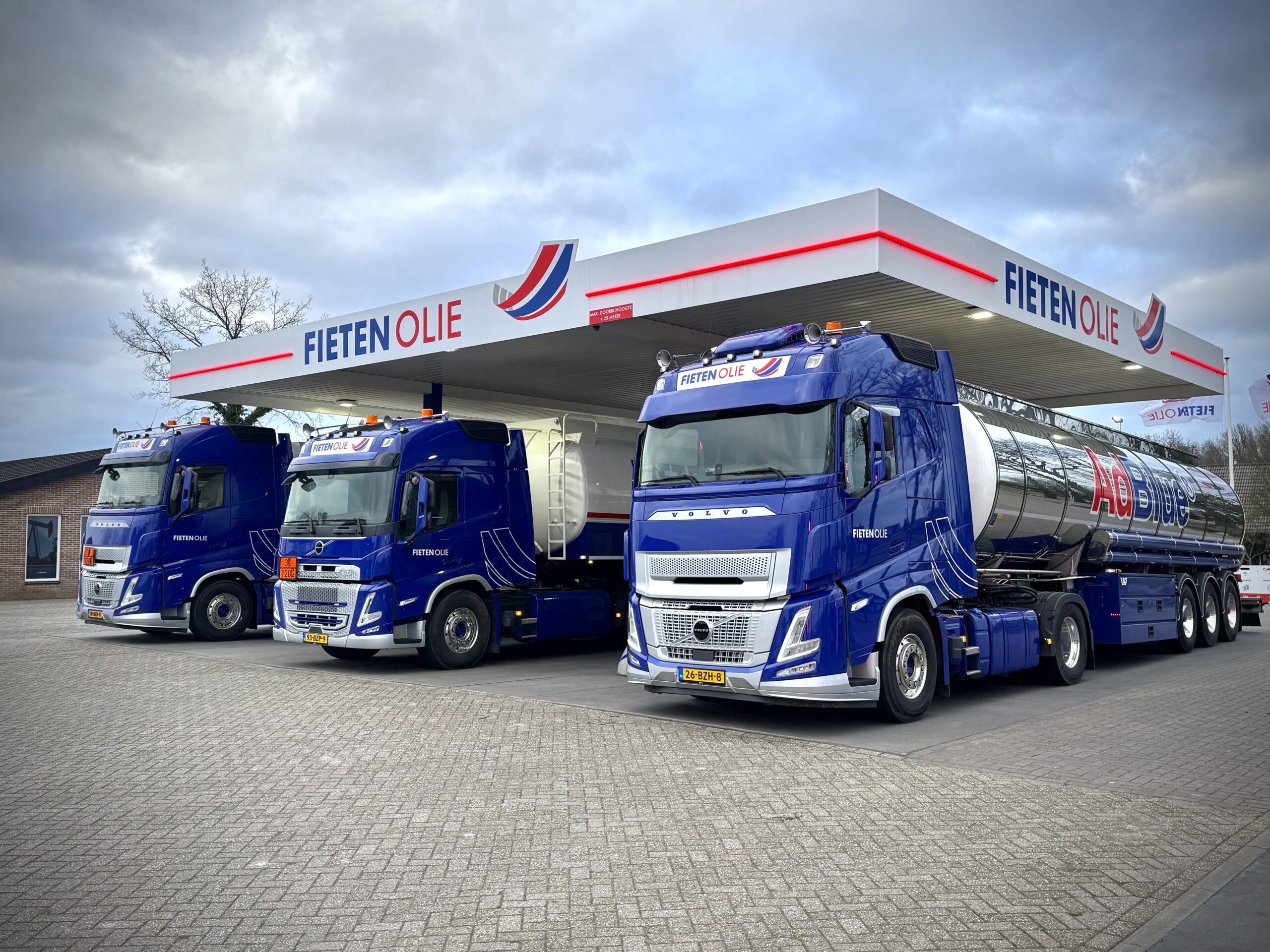 Fieten Olie vrachtwagen met AdBlue levering in bulk – Grote tanks voor de distributie van AdBlue naar bedrijven.