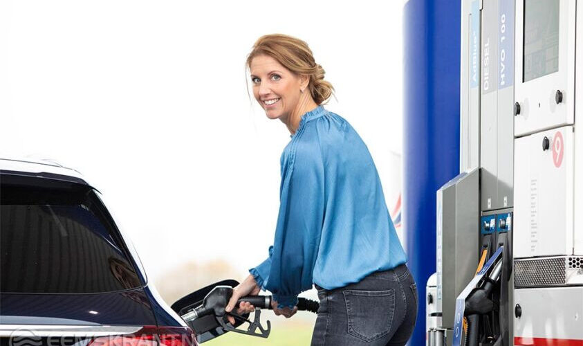 Vrouw tankt haar auto bij Fieten Olie station in Boxmeer met Diesel – binnenkort ook Euro 95, Super 98 en HVO 100 beschikbaar